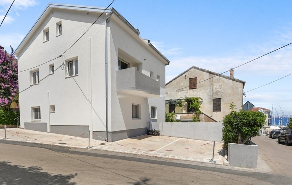 Vue extérieure de la maison avec balcons