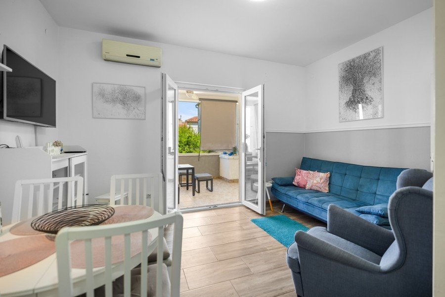 Salon avec accès à la terrasse
