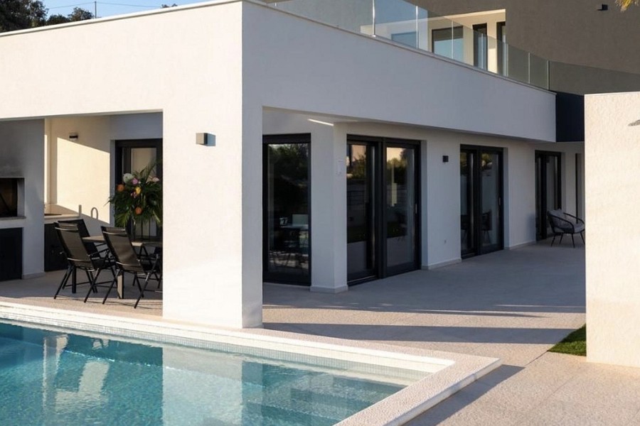 Piscine devant la terrasse couverte de la villa