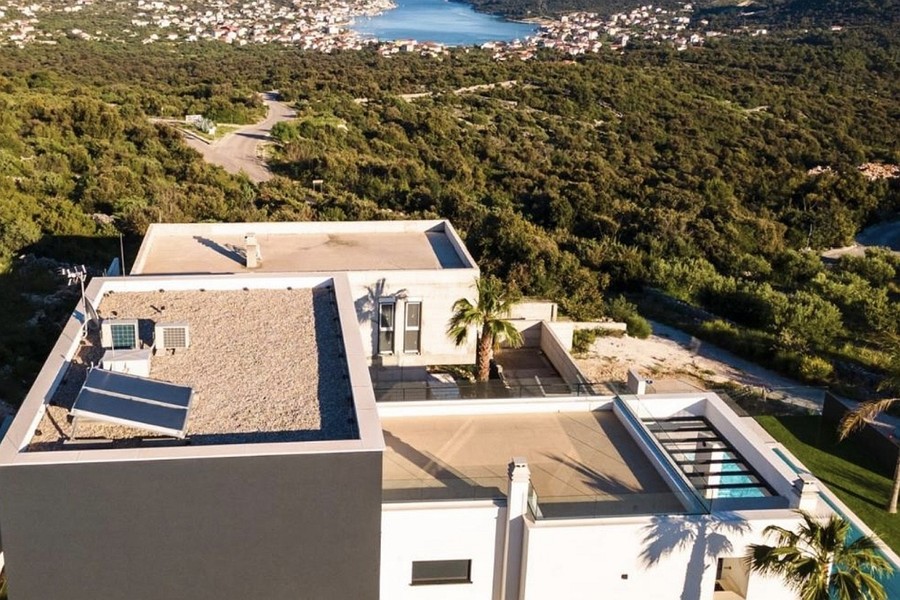 Vue aérienne de la villa avec les environs et la baie
