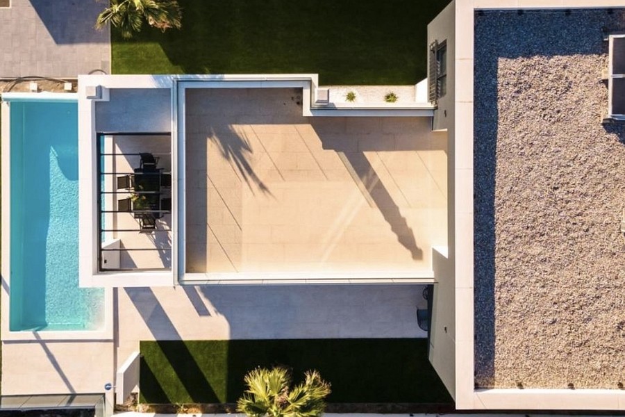 Vue de dessus sur la piscine, la terrasse et le jardin de la villa