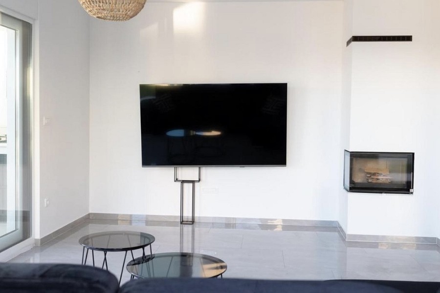 Salon avec cheminée et grande télévision