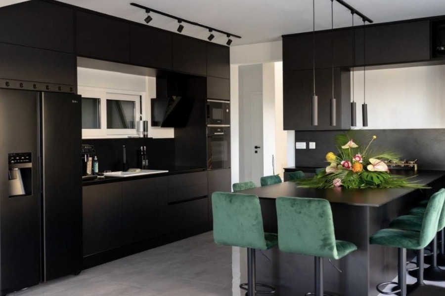 Cuisine moderne avec îlot de cuisson et tabourets de bar