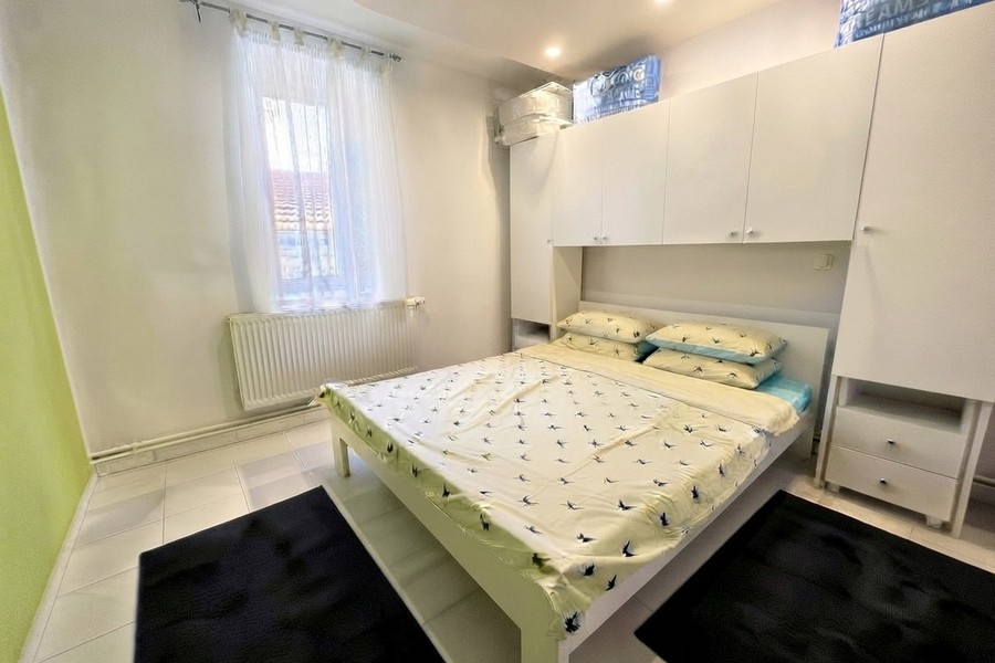 Chambre avec lit double et placard intégré