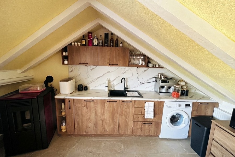 Deuxième cuisine sous les combles avec poêle à granulés
