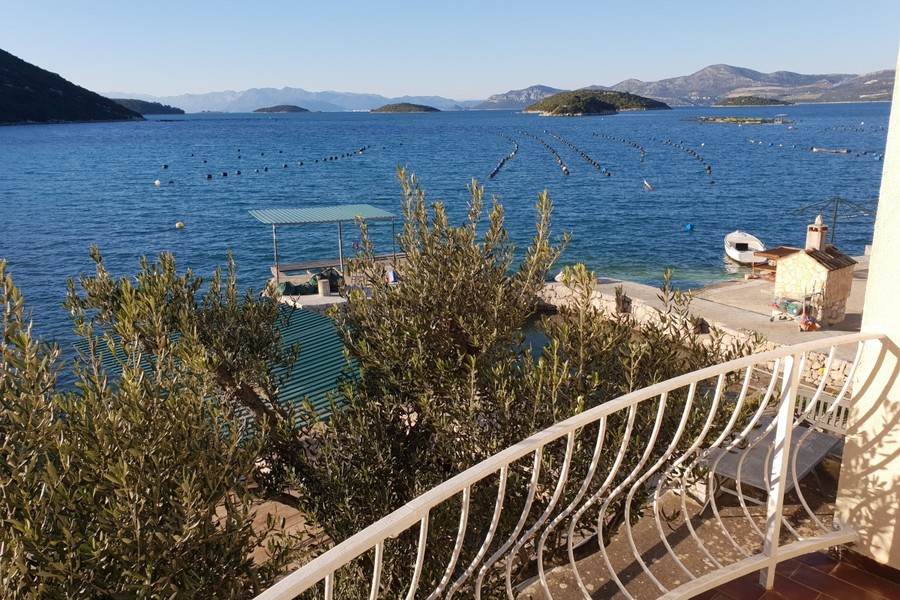 Maison en bord de mer avec vue sur la baie, presqu'île de Peljesac