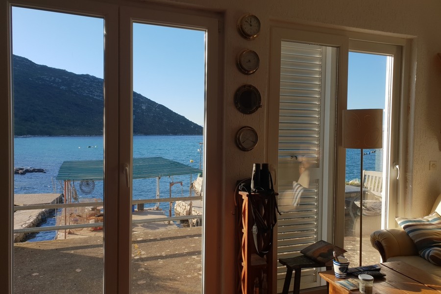 Vue sur la mer à travers la porte de la terrasse