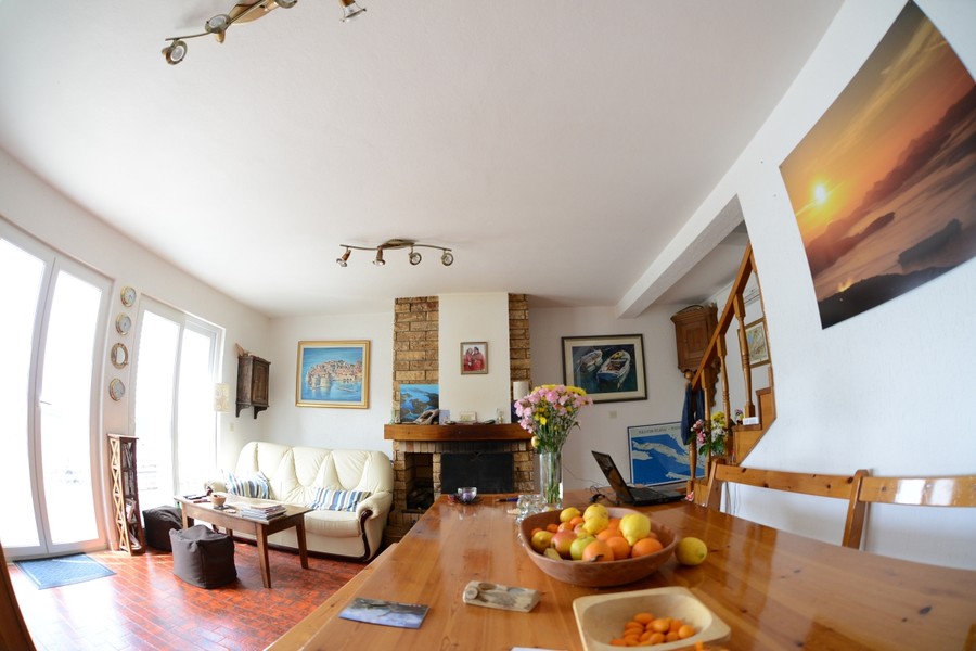 Salon avec table à manger et cheminée