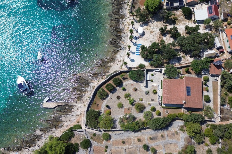 Vue aérienne de la baie avec villa en pierre au bord de l'eau