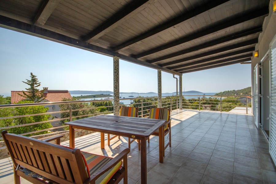 Terrasse de la deuxième villa avec coin salon et vue mer