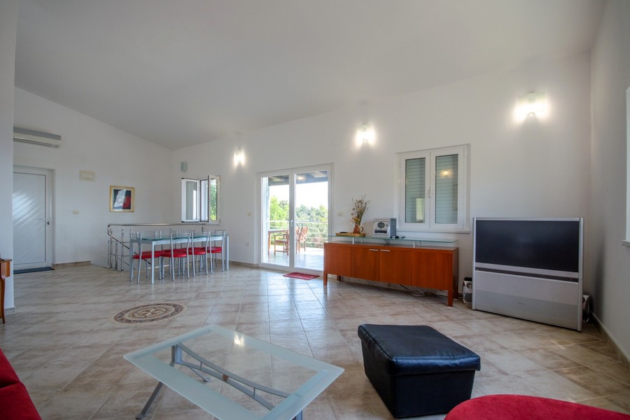 Salon avec espace repas dans la deuxième villa