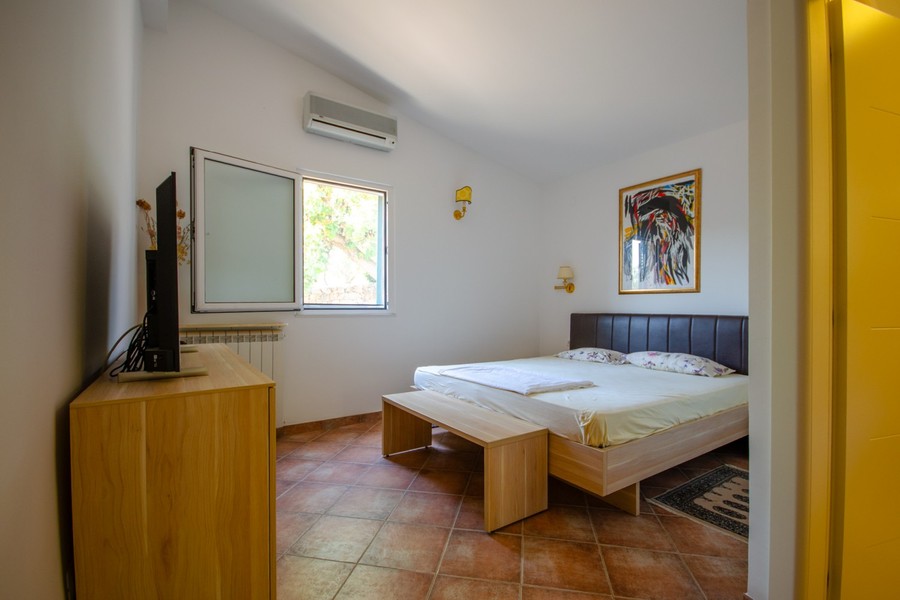 Chambre avec lit double et télévision