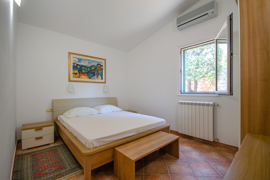 Chambre lumineuse avec lit double