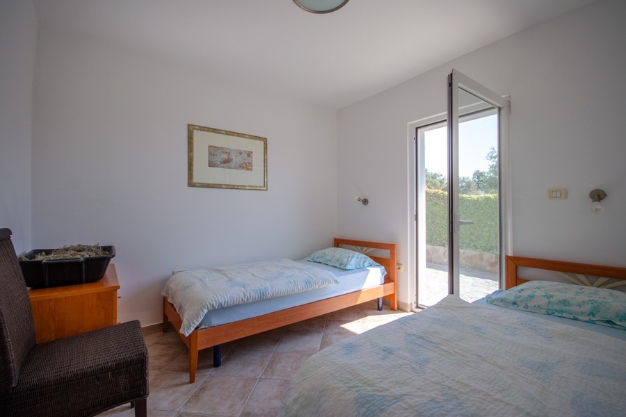 Chambre avec lit simple et accès à l'extérieur