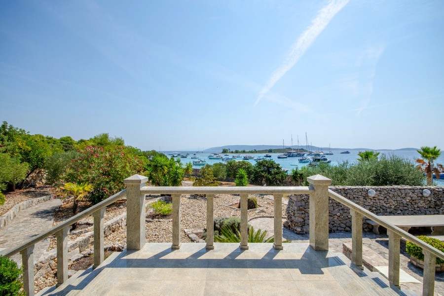Terrasse avec balustrade et vue sur la baie