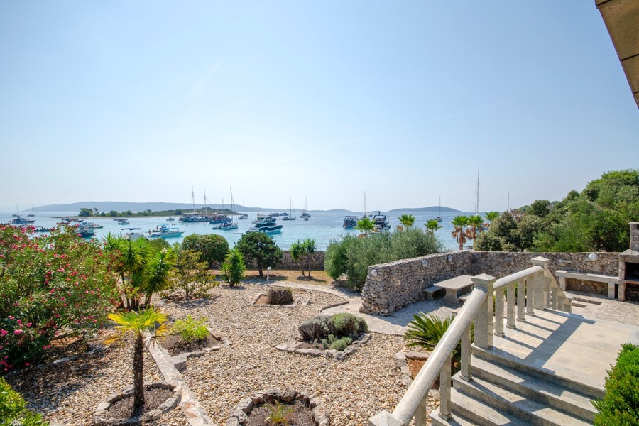 Jardin avec palmiers et vue sur la mer