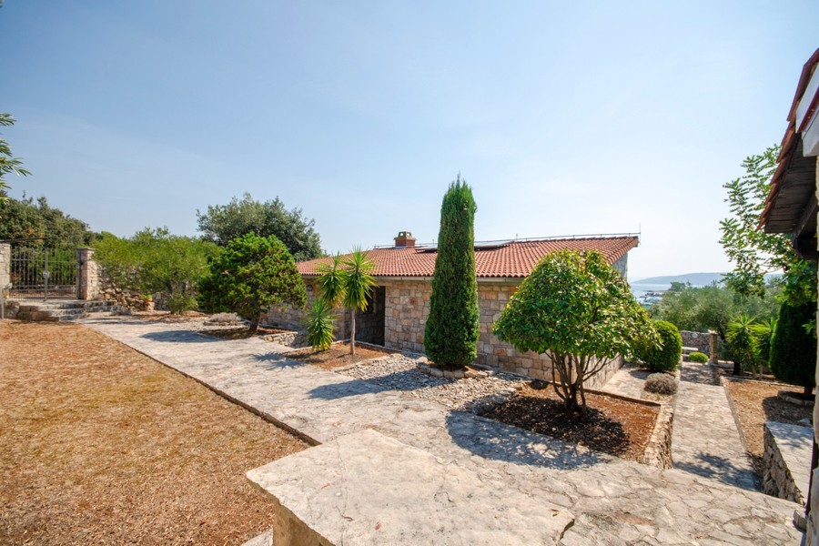 Villa en pierre dans un jardin aménagé