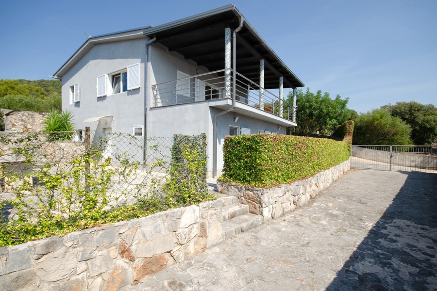 Deuxième villa avec terrasse couverte à l'étage
