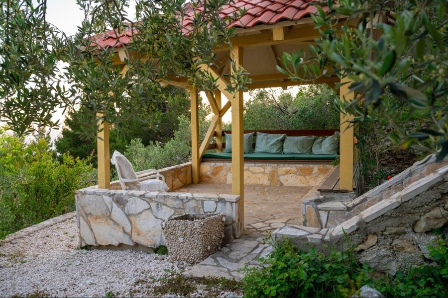 Pergola avec banc entre les oliviers
