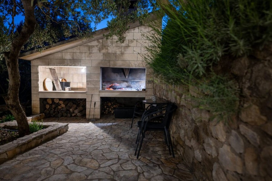 Coin barbecue couvert en pierre naturelle