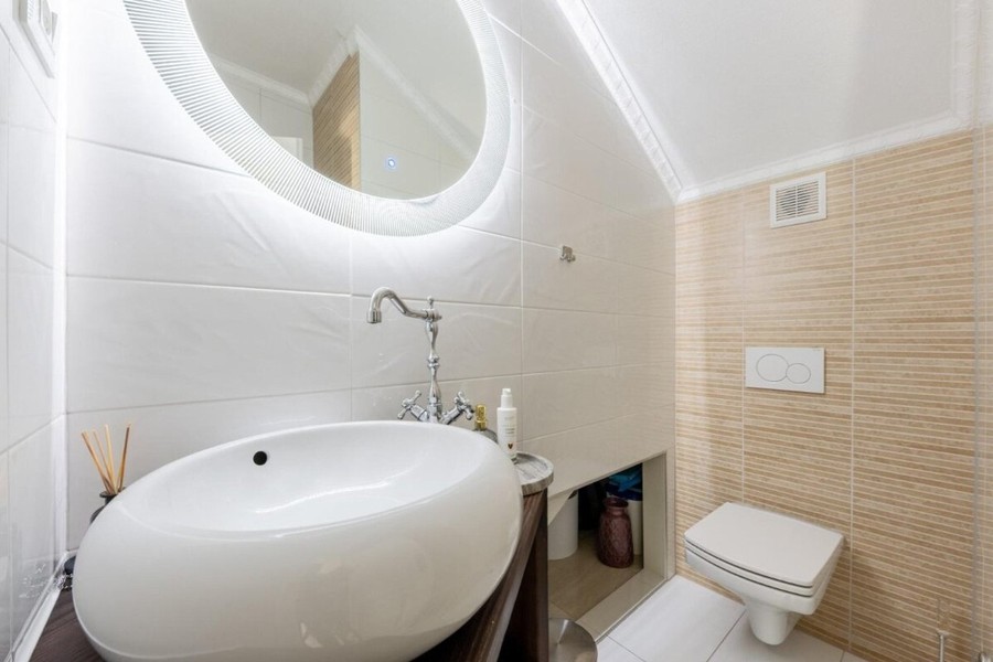 Salle de bains avec vasque à poser et miroir rond