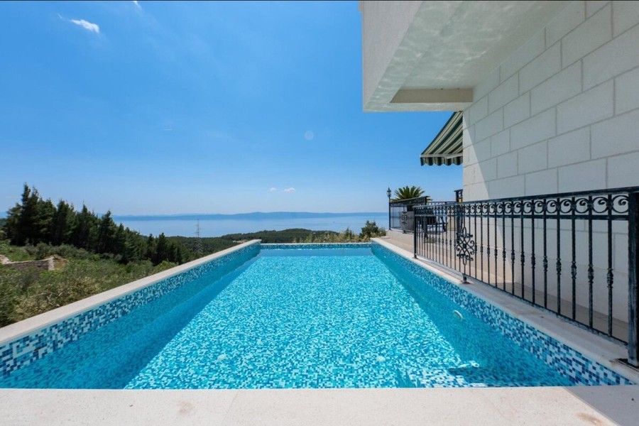 Villa avec piscine à débordement et vue mer près de Makarska