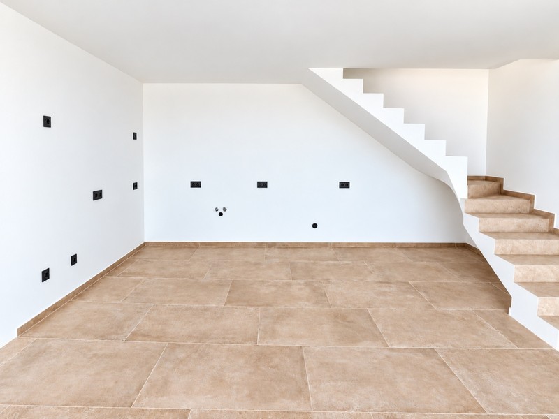Pièce au rez-de-chaussée avec escalier