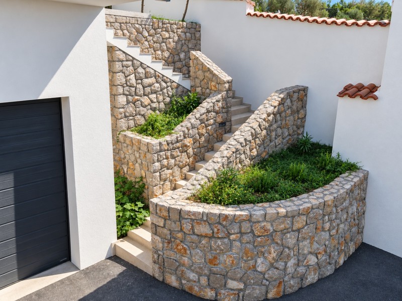 Escalier avec murs en pierres sèches dans le jardin