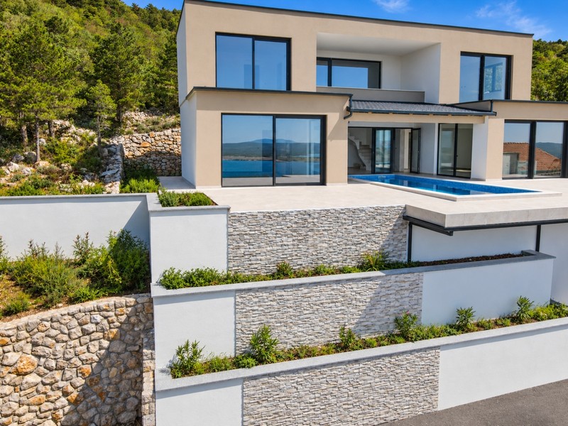 Terrasses de la villa avec murs en pierre naturelle