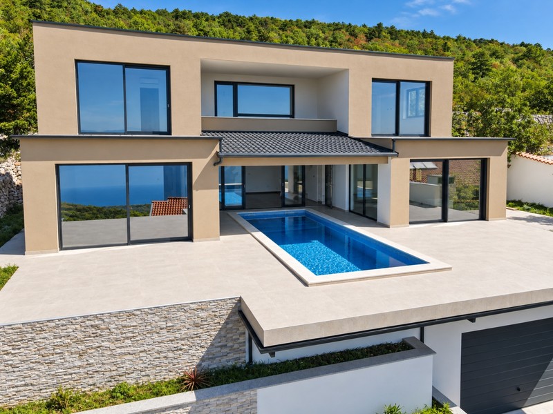 Vue extérieure de la villa avec piscine et terrasse
