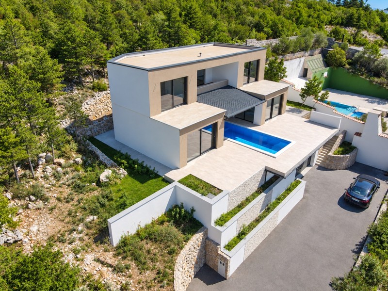 Vue aérienne de la villa avec piscine et allée d'accès