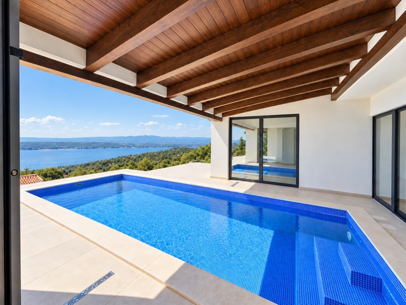 Piscine partiellement couverte avec vue sur la mer