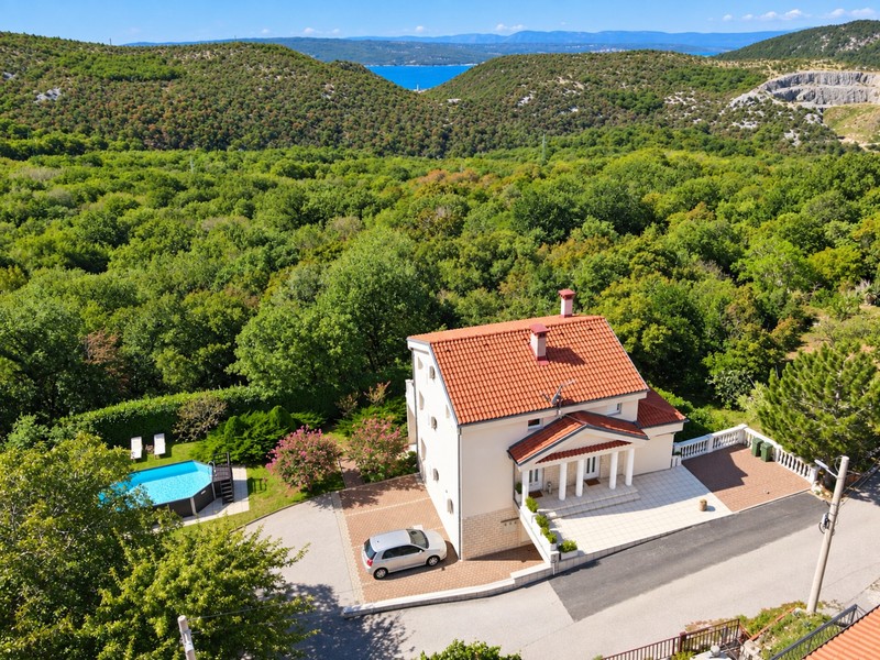 Maison de trois appartements avec piscine et jardin près de Crikvenica