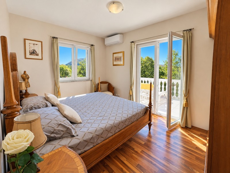 Chambre avec lit double et porte donnant sur le balcon