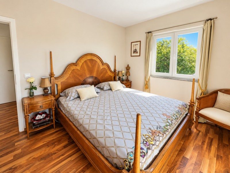 Chambre avec lit en bois
