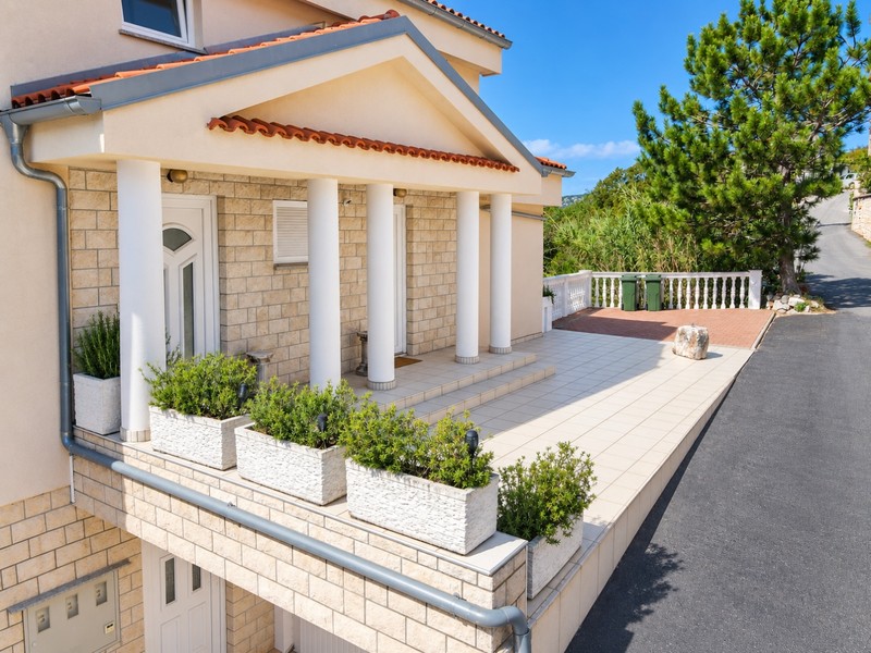 Entrée avec colonnes, jardinières et terrasse