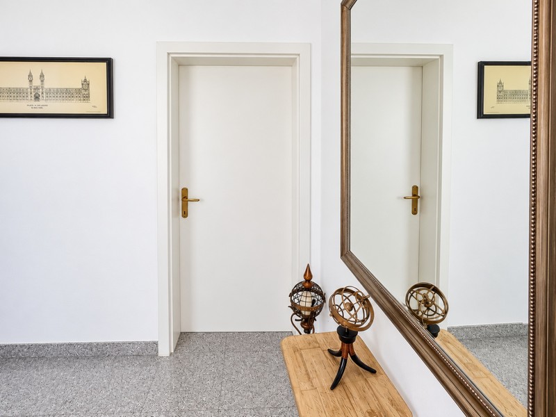 Couloir avec grand miroir mural