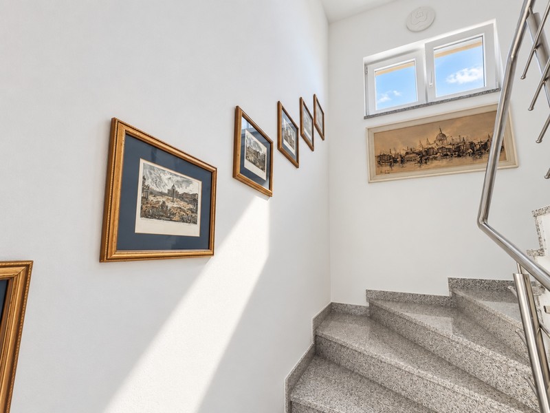 Cage d'escalier avec tableaux au mur