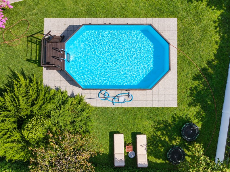 Piscine dans le jardin vue d'en haut