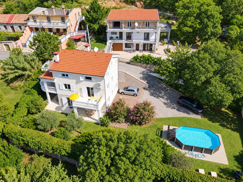 Maison avec piscine et jardin vue du ciel