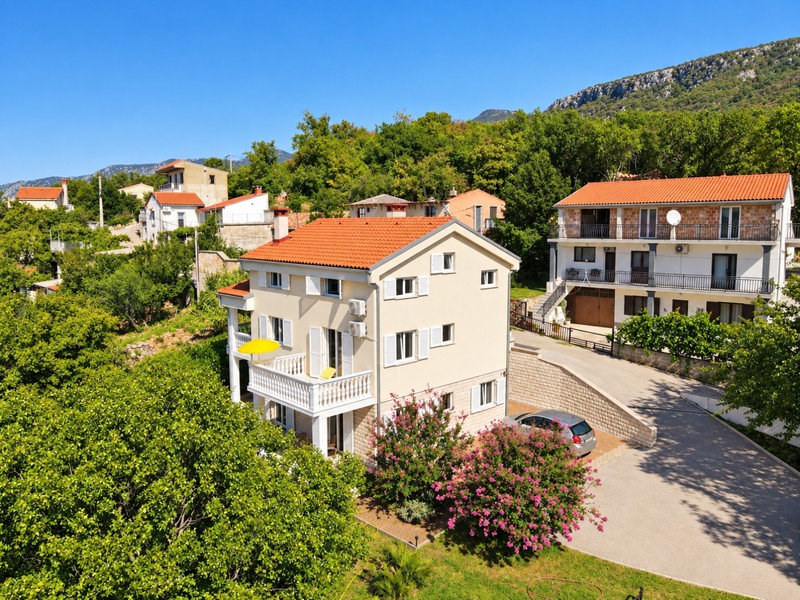 Maison avec balcons dans un quartier résidentiel calme