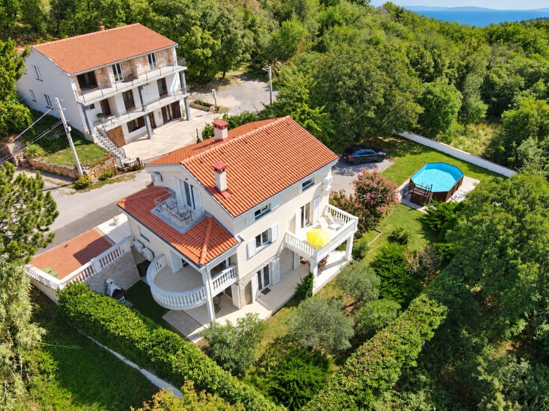 Maison avec piscine, jardin et balcons vue d'en haut