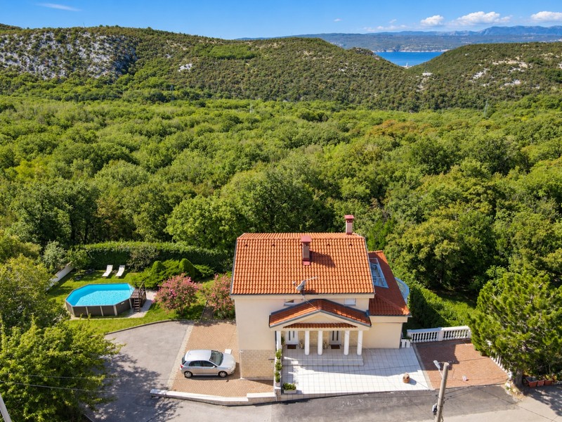 Maison dans la verdure avec piscine, vue sur la forêt