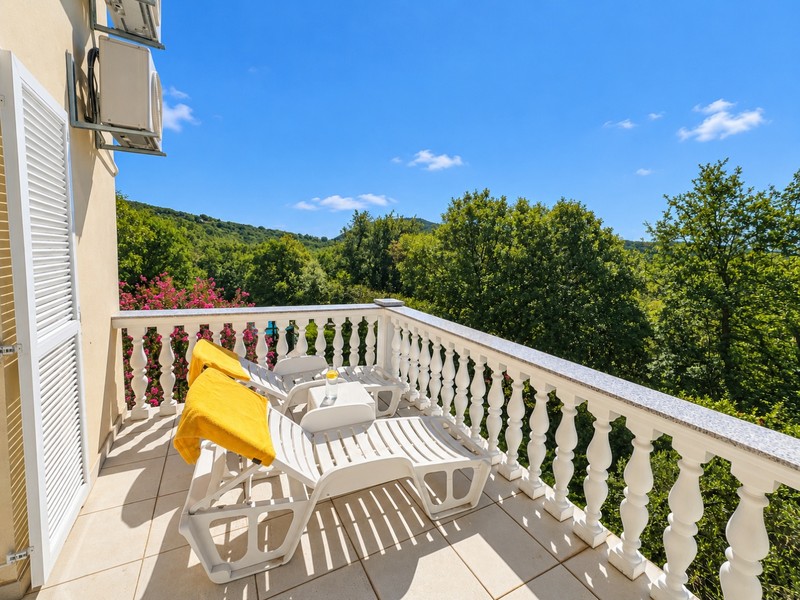 Balcon avec chaises longues et vue sur la verdure