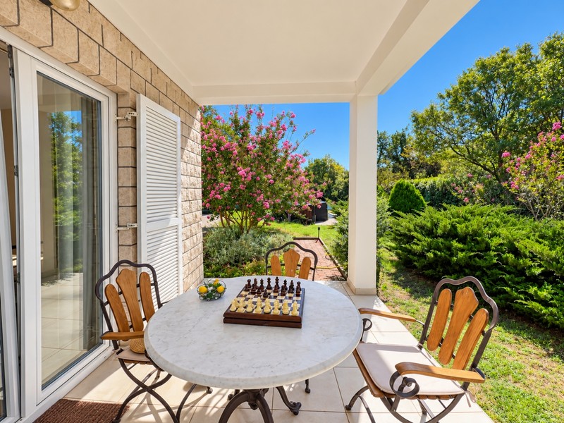 Terrasse avec table à manger et vue sur le jardin