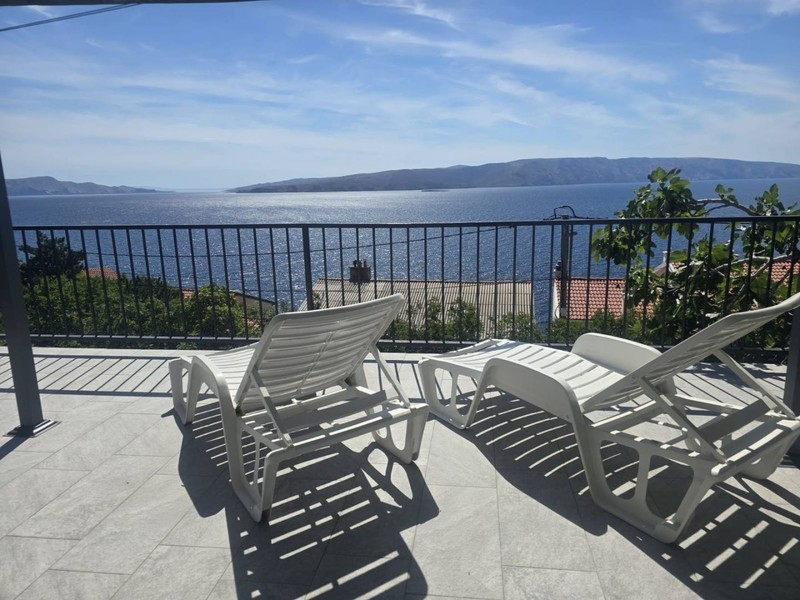Maison avec vue mer et grande terrasse à Senj