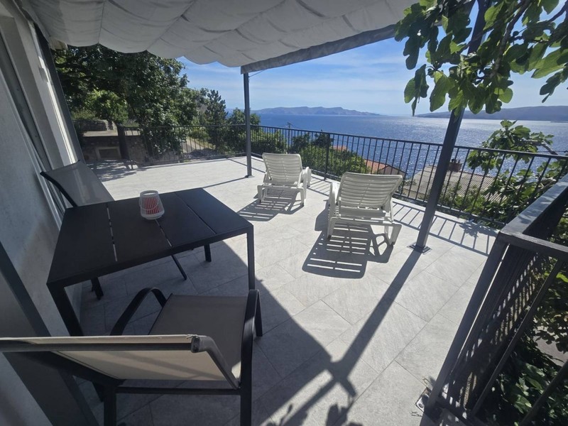 Terrasse couverte avec bains de soleil
