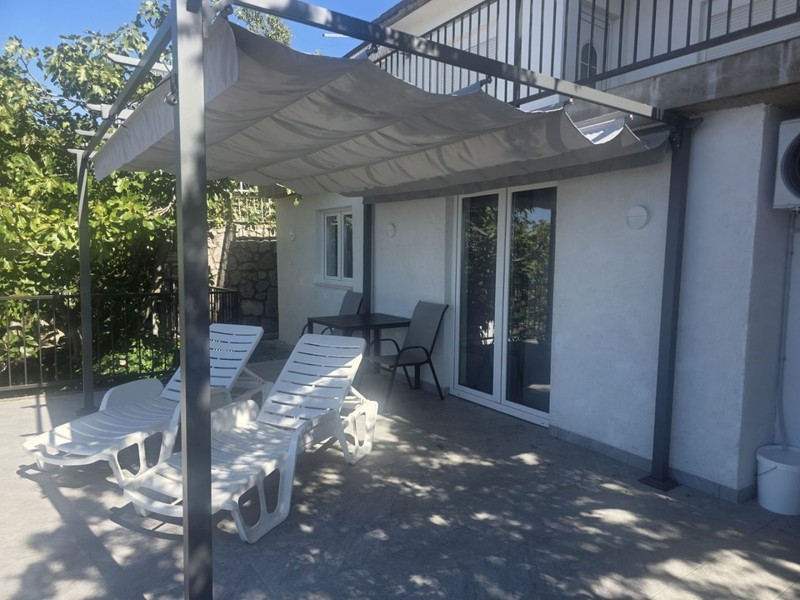 Terrasse avec voile d'ombrage devant le studio