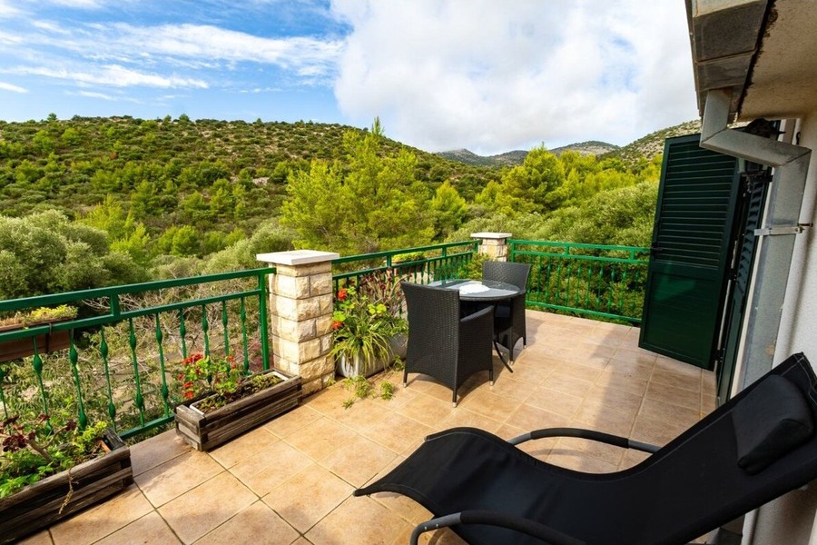 Terrasse avec coin salon et chaise longue
