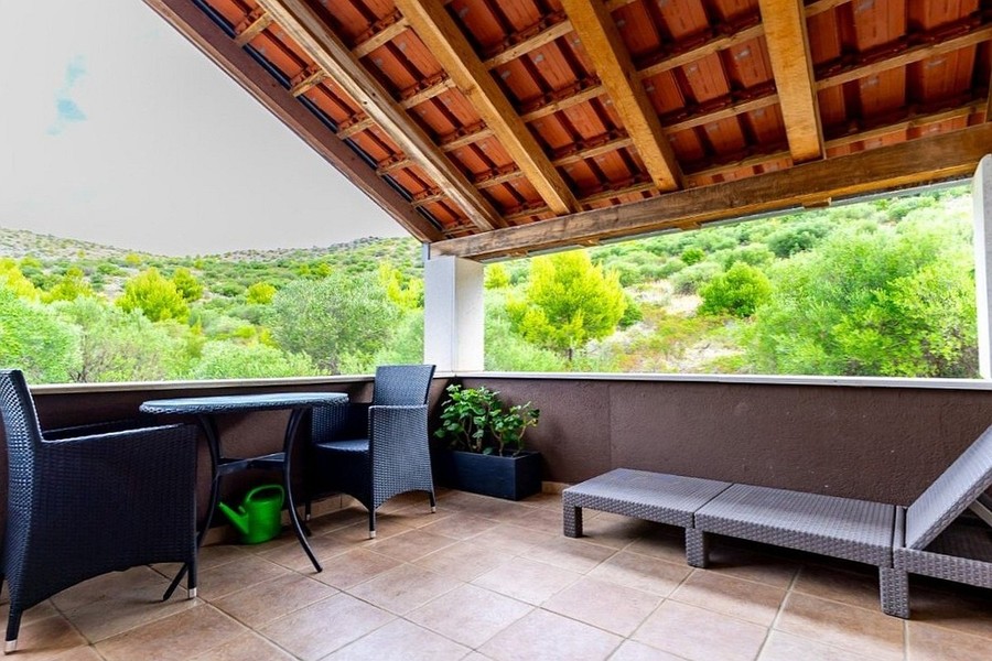 Terrasse couverte avec vue sur la verdure